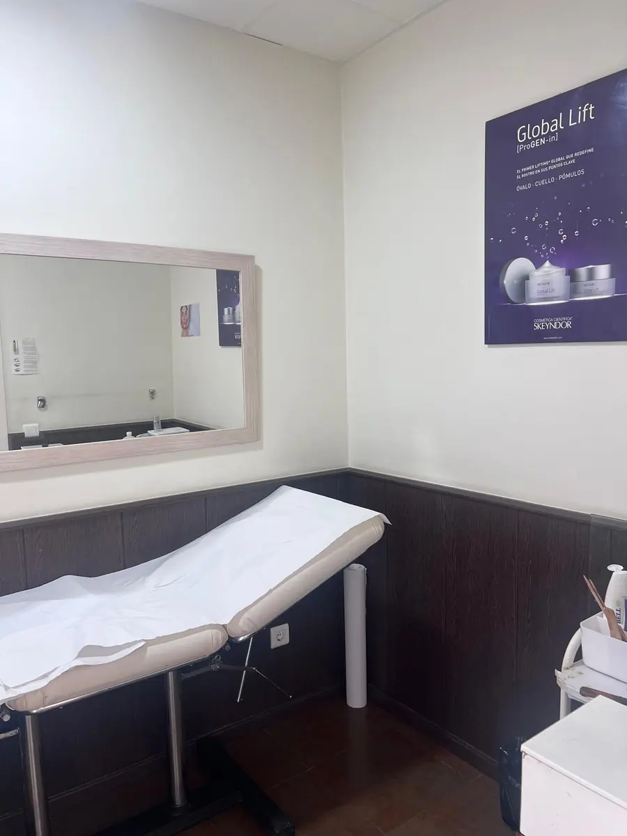 Camilla y espejo de una cabina de estética