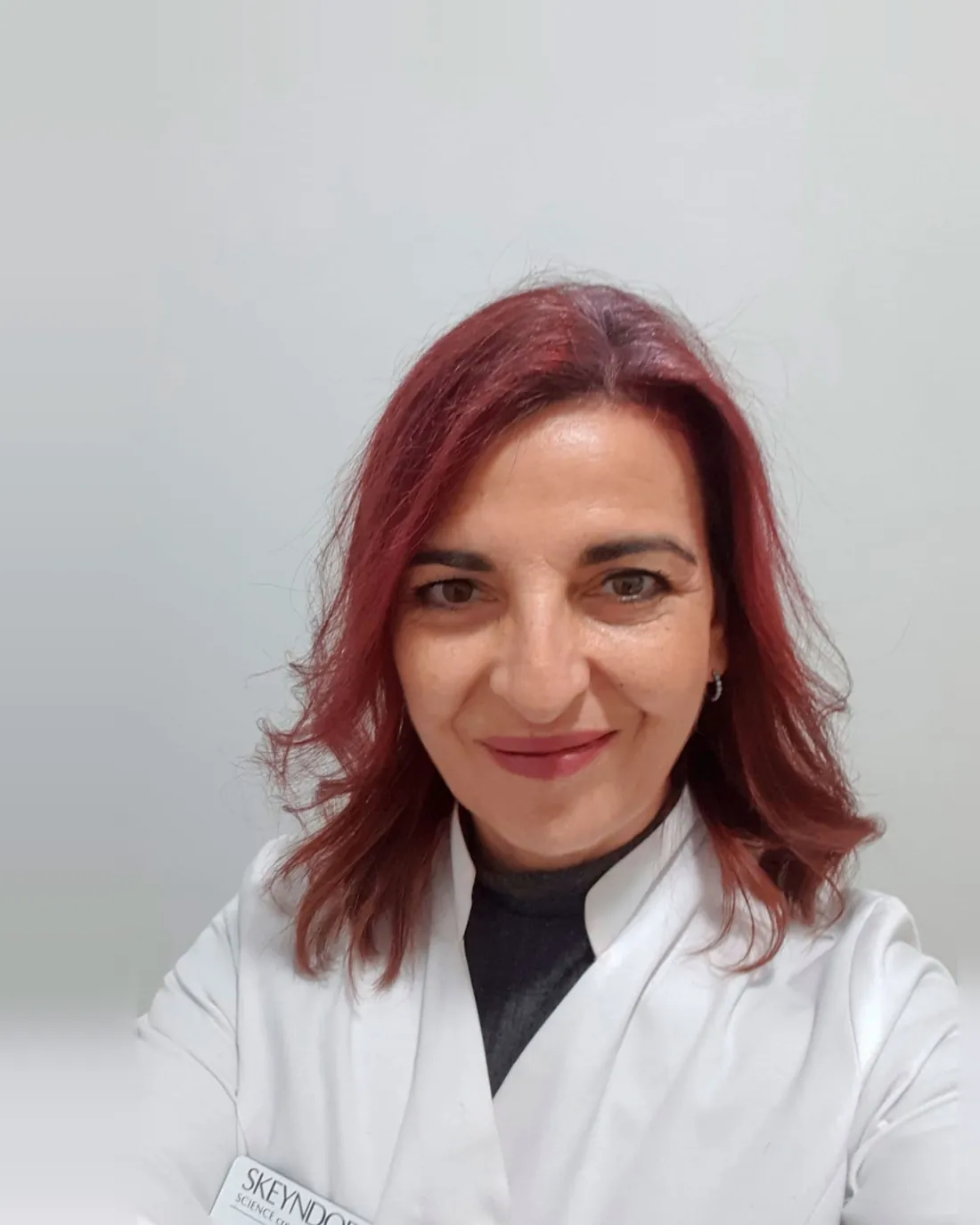 Mari Carmen, esteticista de Estética Vintage Spa, con bata blanca